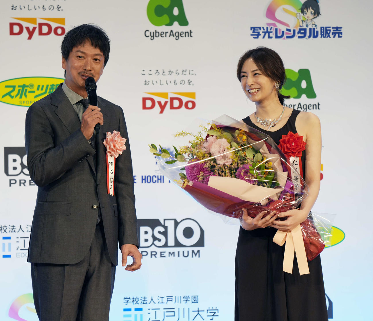 映画「ナイトフラワー」で主演女優賞を受賞した北川景子（右）は椎名桔平から花束が贈呈される（撮影・小島史椰）