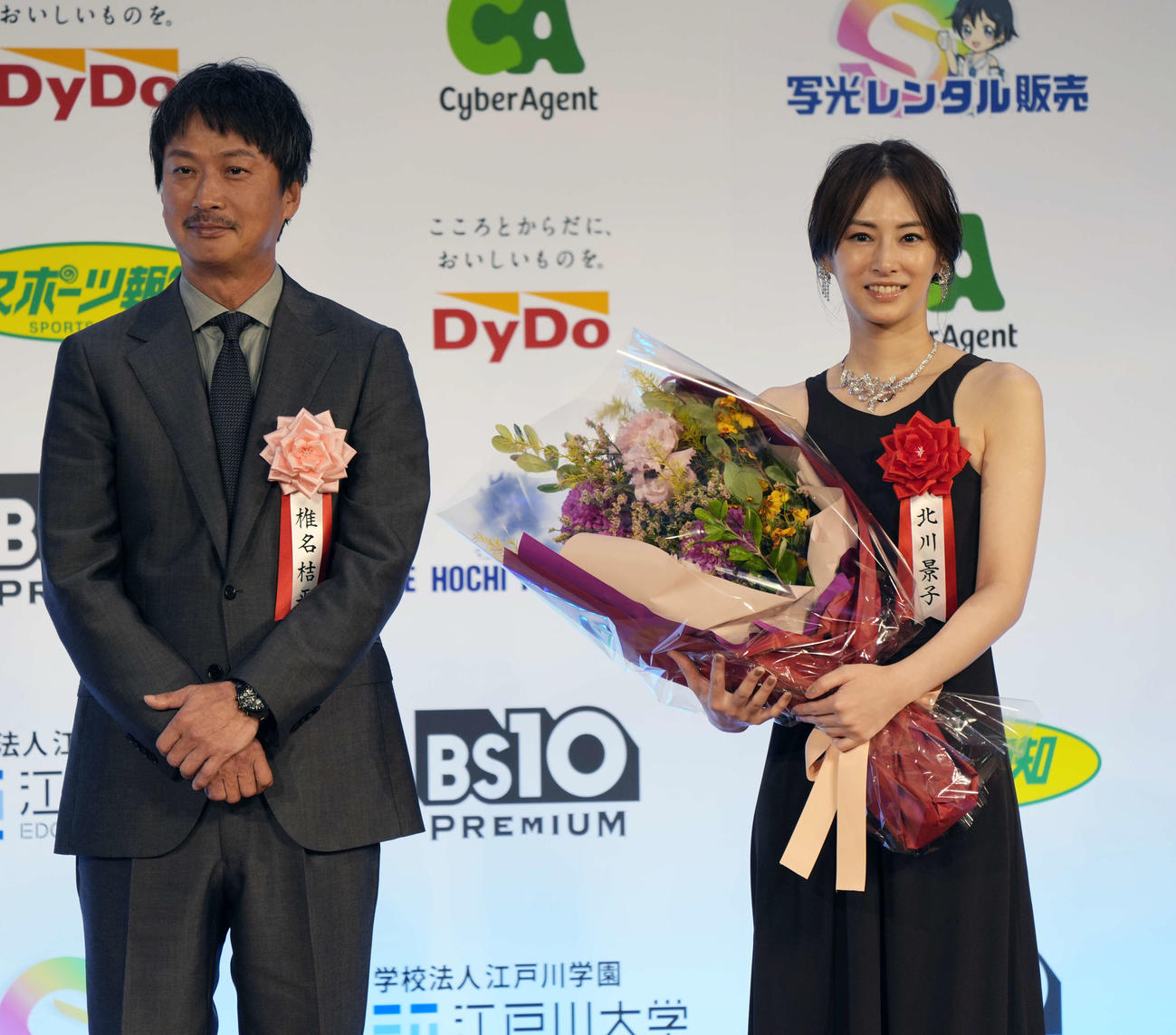 映画「ナイトフラワー」で主演女優賞を受賞した北川景子（右）は椎名桔平から花束が贈呈される（撮影・小島史椰）