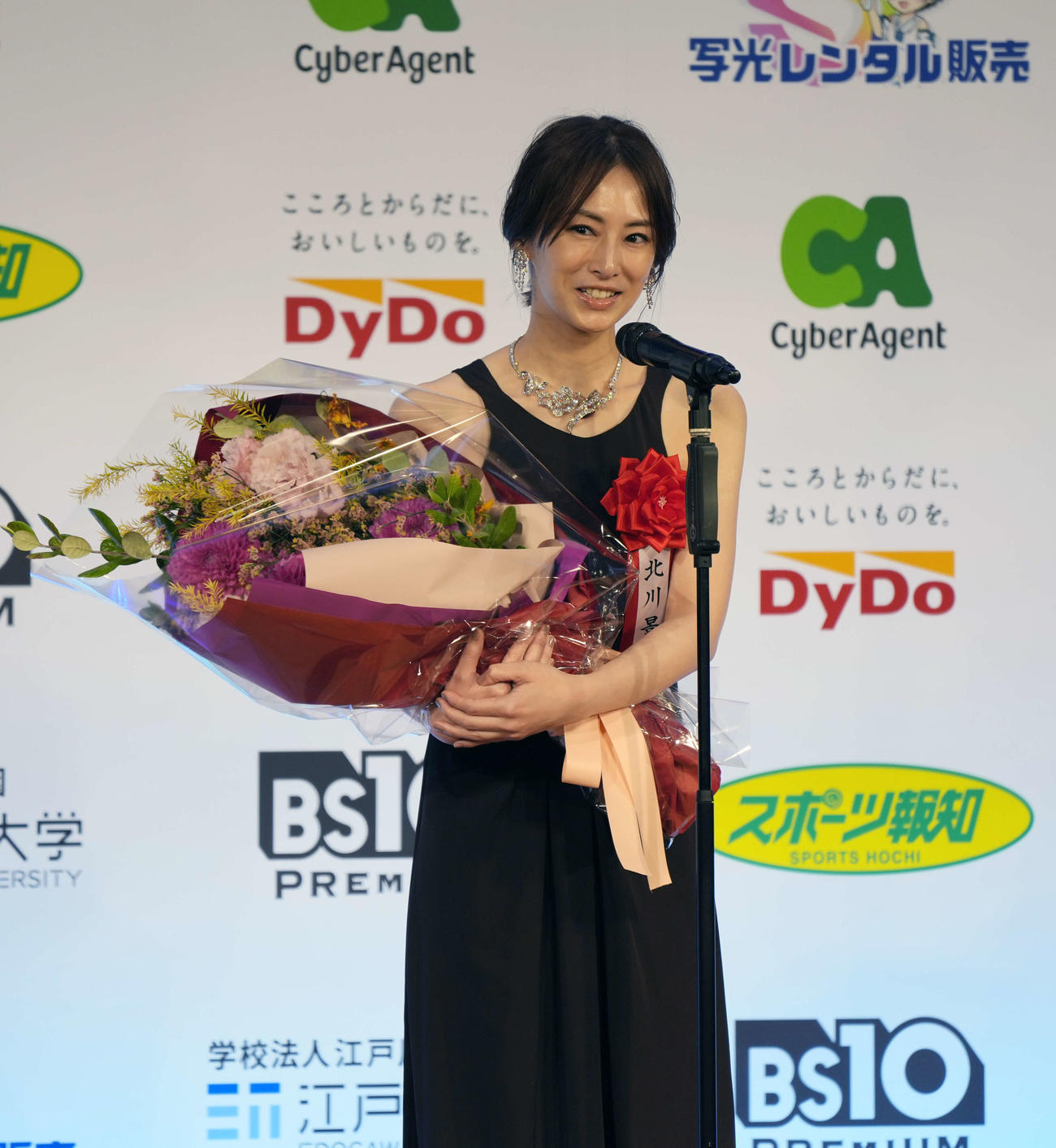 映画「ナイトフラワー」で主演女優賞を受賞しあいさつをする北川景子（撮影・小島史椰）
