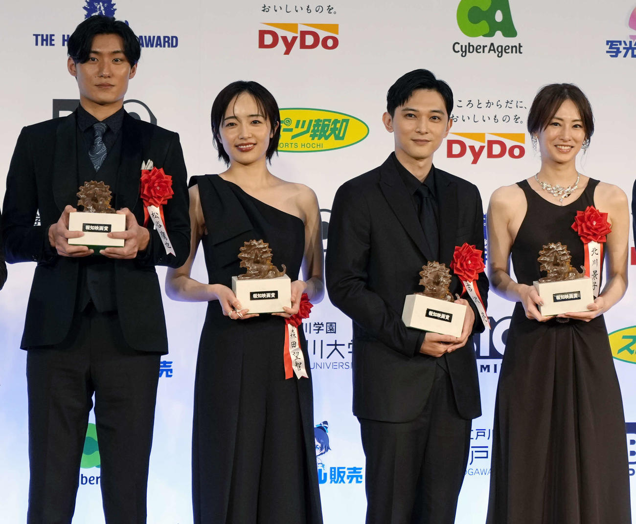 受賞者たち。左から、新人賞の松谷鷹也、助演女優賞の森田望智、主演男優賞の吉沢亮、主演女優賞の北川景子（撮影・小島史椰）