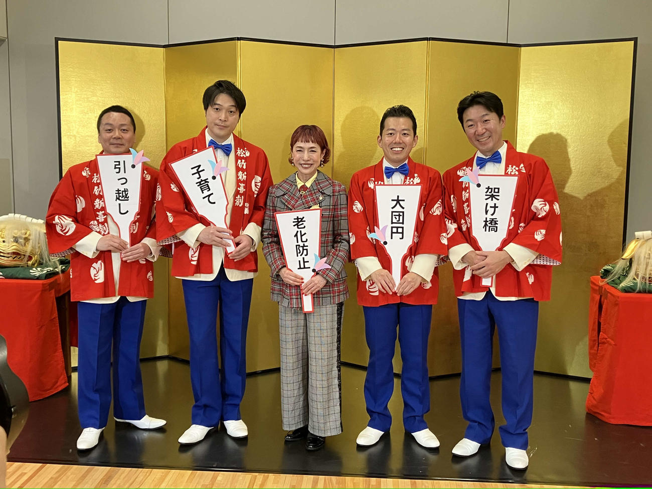 「初笑い！松竹新喜劇　新春お年玉公演」の取材会に出席した、左から、曽我廼家桃太郎、渋谷天笑、久本雅美、藤山扇治郎、曽我廼家一蝶（撮影・阪口孝志）