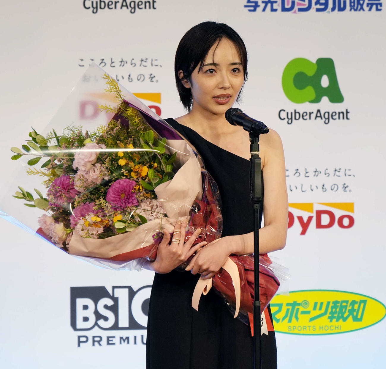 映画「ナイトフラワー」で助演女優賞を受賞しあいさつをする森田望智（撮影・小島史椰）