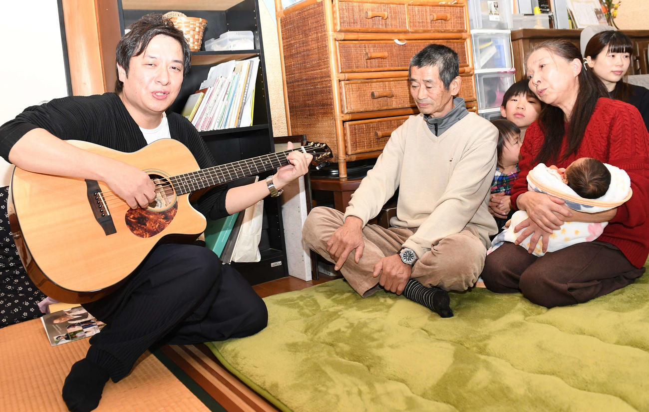 中村勝則さん、真里子さん夫妻に生歌唱のプレゼントをする松原健之