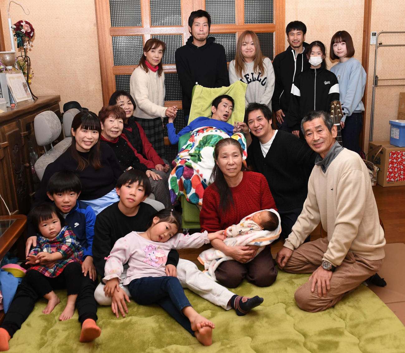 中村勝則さん、真里子さん夫妻（前列右）に生歌唱のプレゼントをした松原健之（中央右）