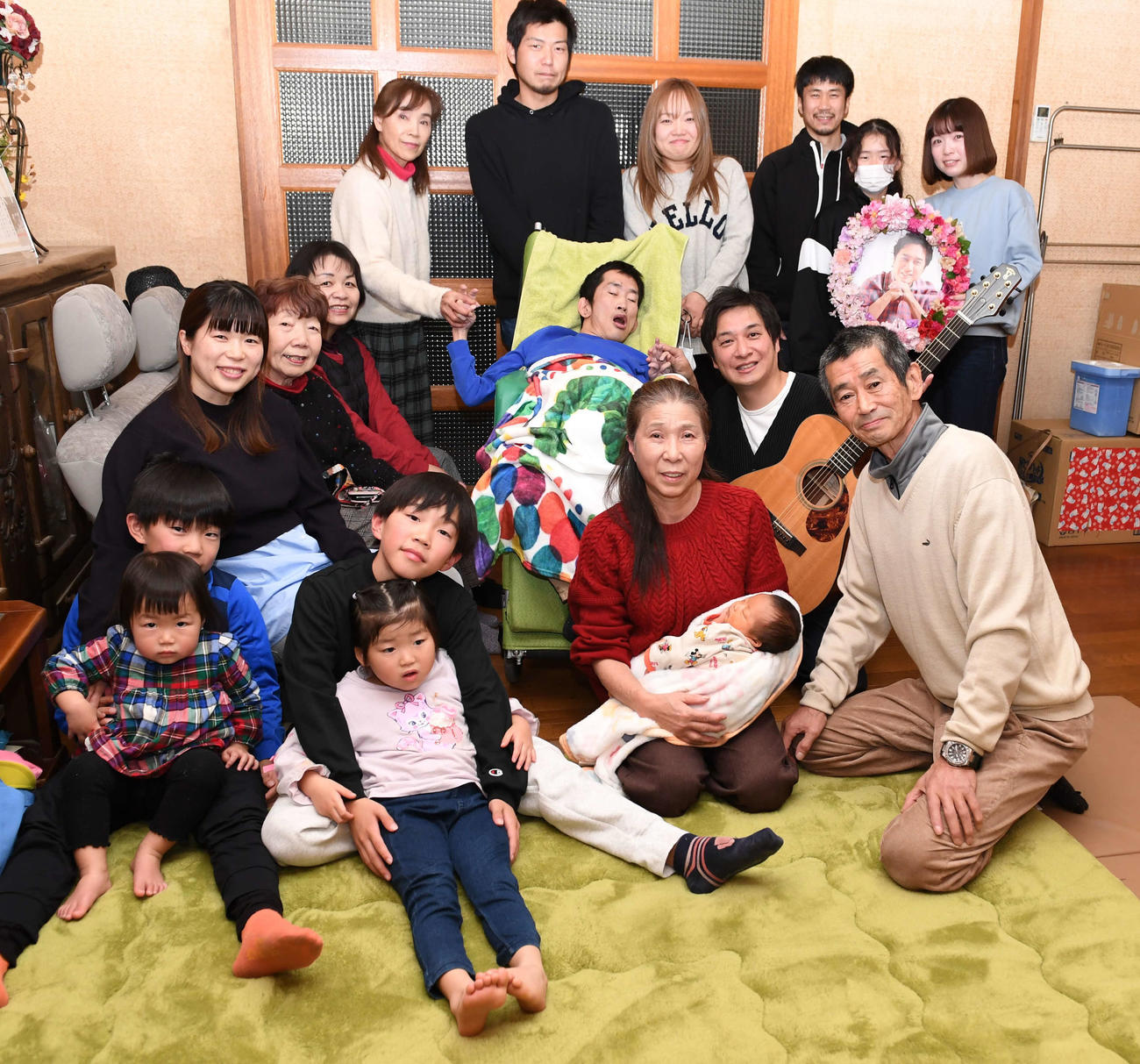 中村勝則さん、真里子さん夫妻（前列右）に生歌唱のプレゼントをした松原健之（中央右）