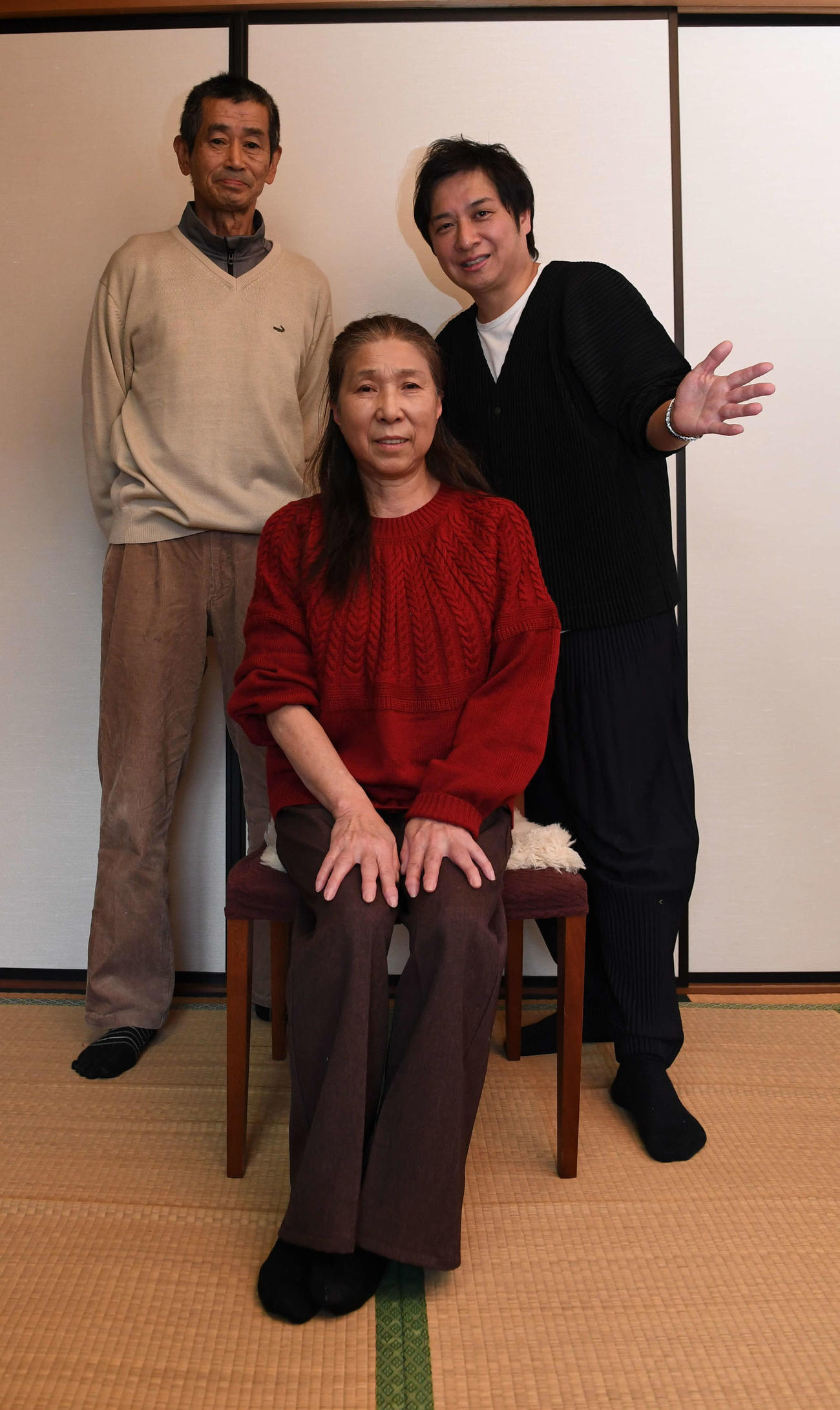 中村勝則さん、真里子さん夫妻に生歌唱のプレゼントをした松原健之
