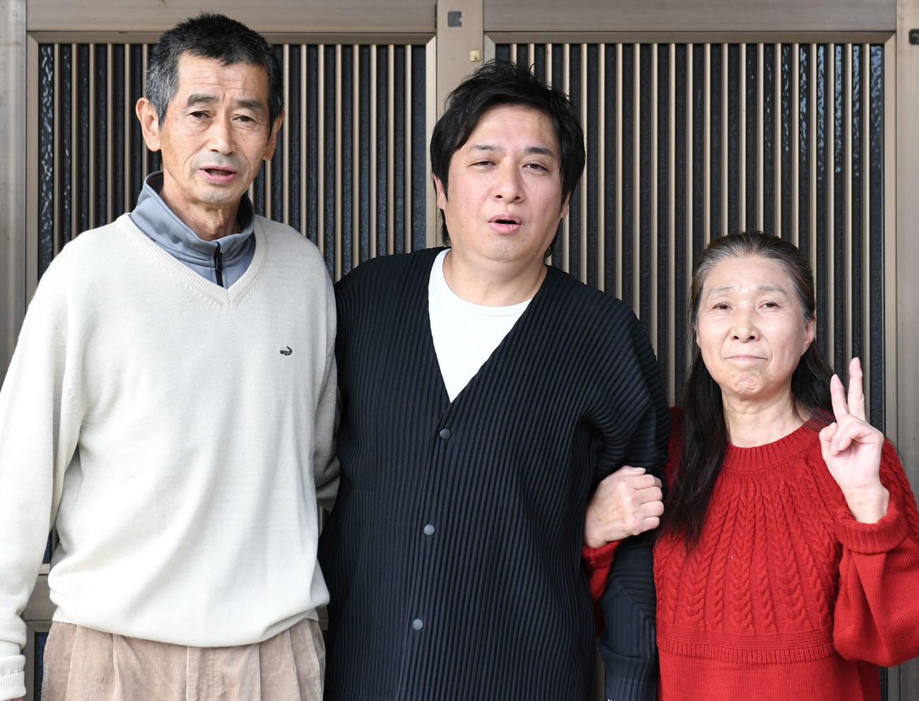 中村勝則さん、真里子さん夫妻に生歌唱のプレゼントをした松原健之