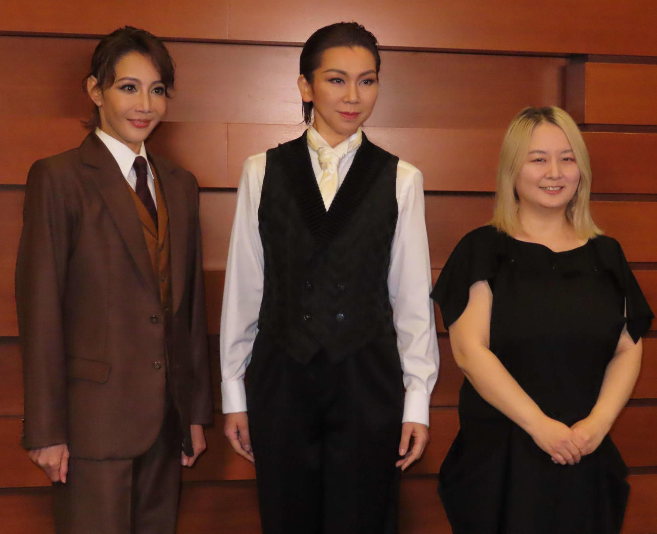舞台「マイ　フレンド　ジキル」の公開通し稽古を行った左から柚希礼音、湖月わたる、演出の瀬戸山美咲さん
