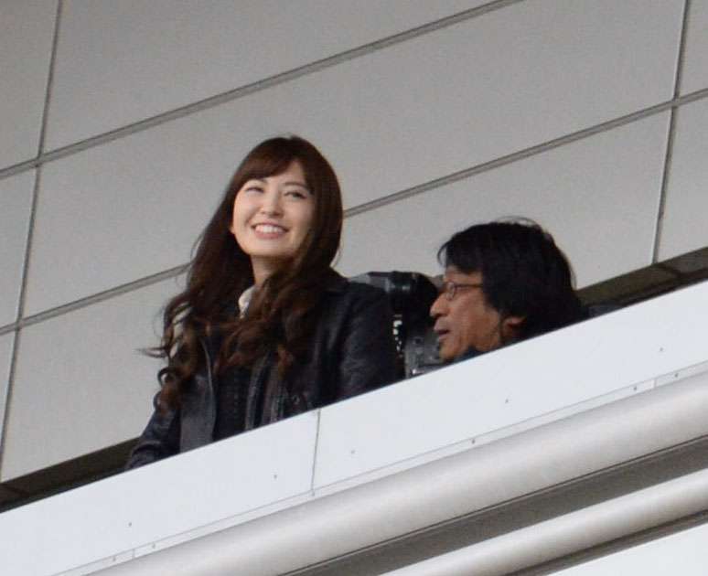 阪神競馬場で声援を送る小嶋陽菜（2013年12月撮影）