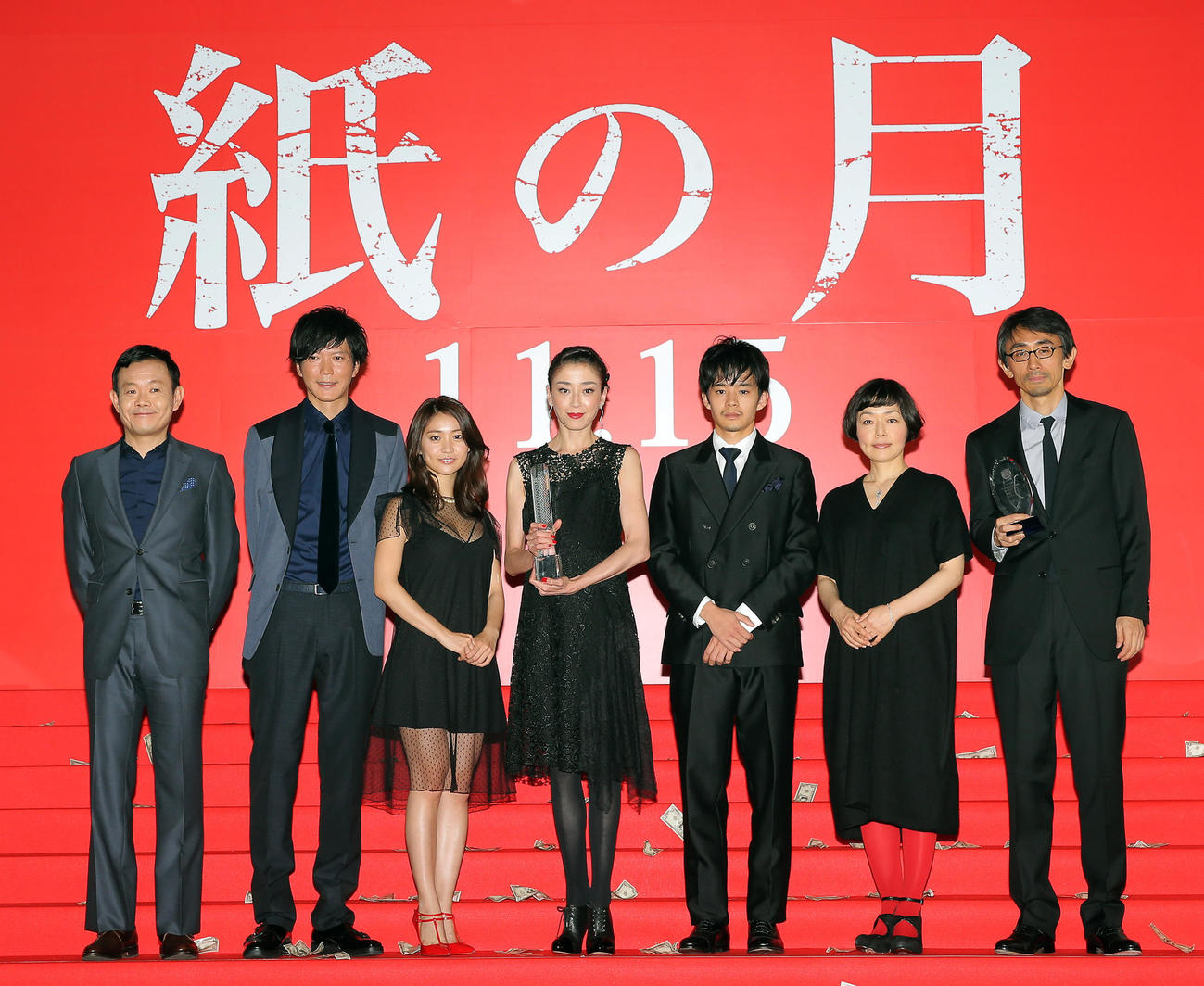 映画「紙の月」レッドカーペットセレモニーでフォトセッションを行う左から近藤芳正、田辺誠一、大島優子、宮沢りえ、池松壮亮、小林聡美、吉田大八監督