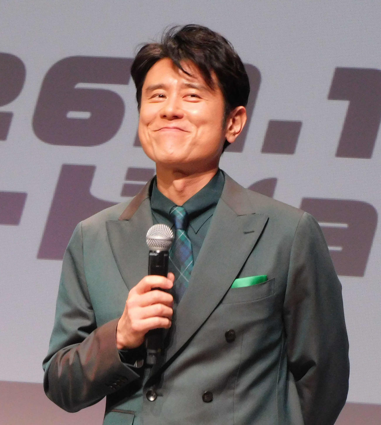 ゲリラチラシ撒きイベントを行った原田泰造（撮影・寺本吏輝）