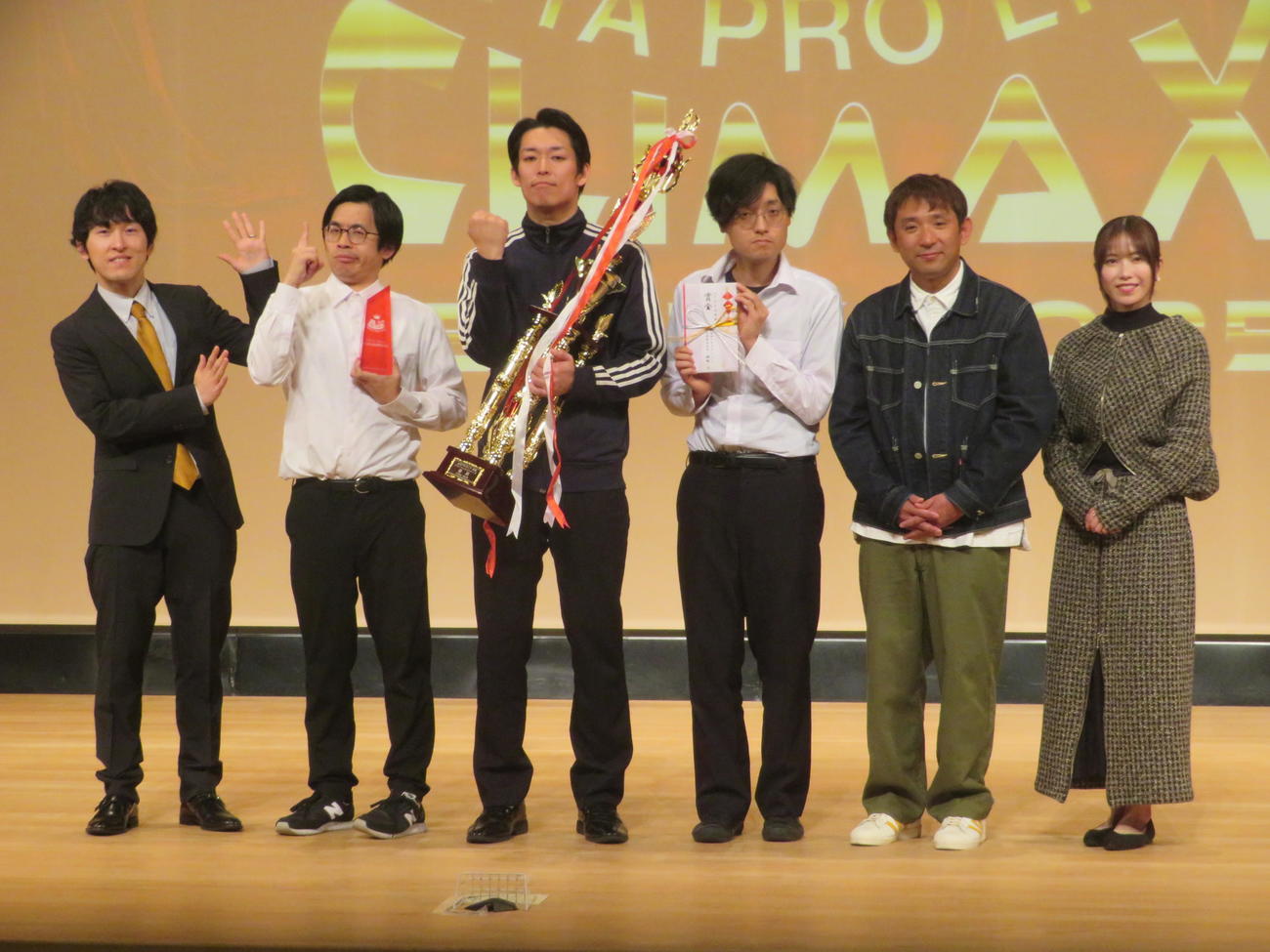 「太田プロライブ月笑2025クライマックスシリーズ」で優勝した青色1号とMC陣。左から宮下兼史鷹、榎本淳、カミムラ、仮屋そうめん、酒井健太、横山由依（撮影・川田和博）