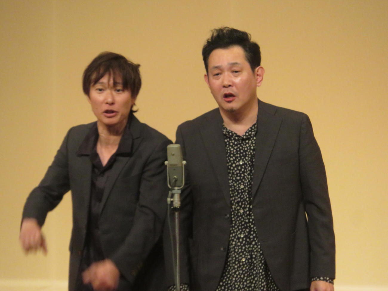 「太田プロライブ月笑2025クライマックスシリーズ」にゲスト出演したマシンガンズの滝沢秀一（左）と西堀亮（撮影・川田和博）