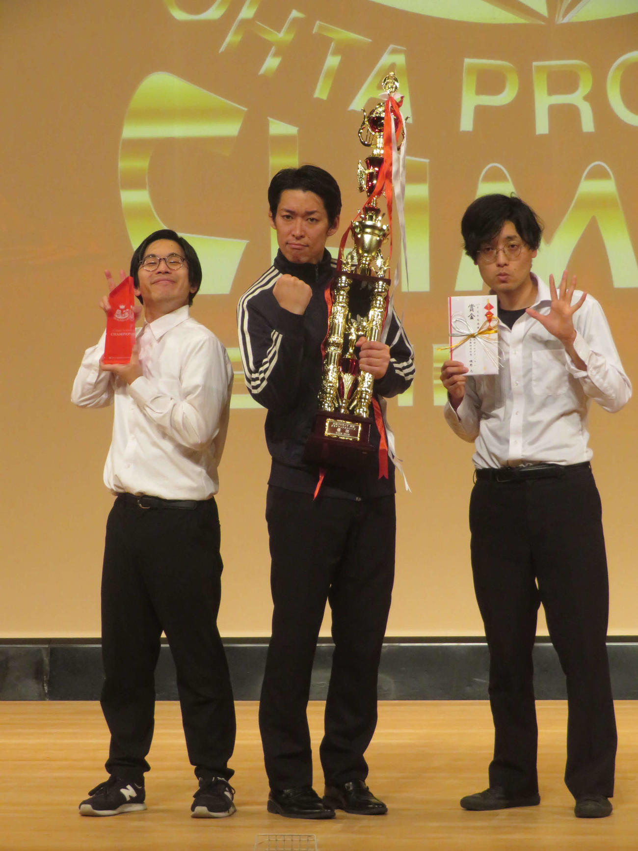 「太田プロライブ月笑2025クライマックスシリーズ」で優勝し、連覇を達成した青色1号の左から榎本淳、、カミムラ、仮屋そうめん（撮影・川田和博）