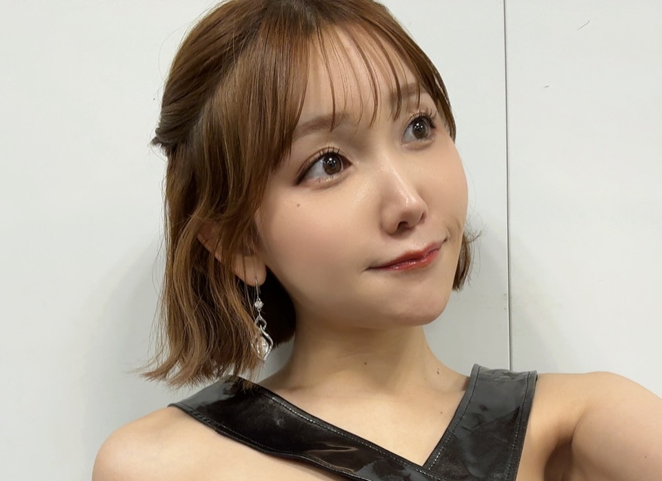 衝撃衣装の小島みゆ（小島みゆのインスタグラムから）