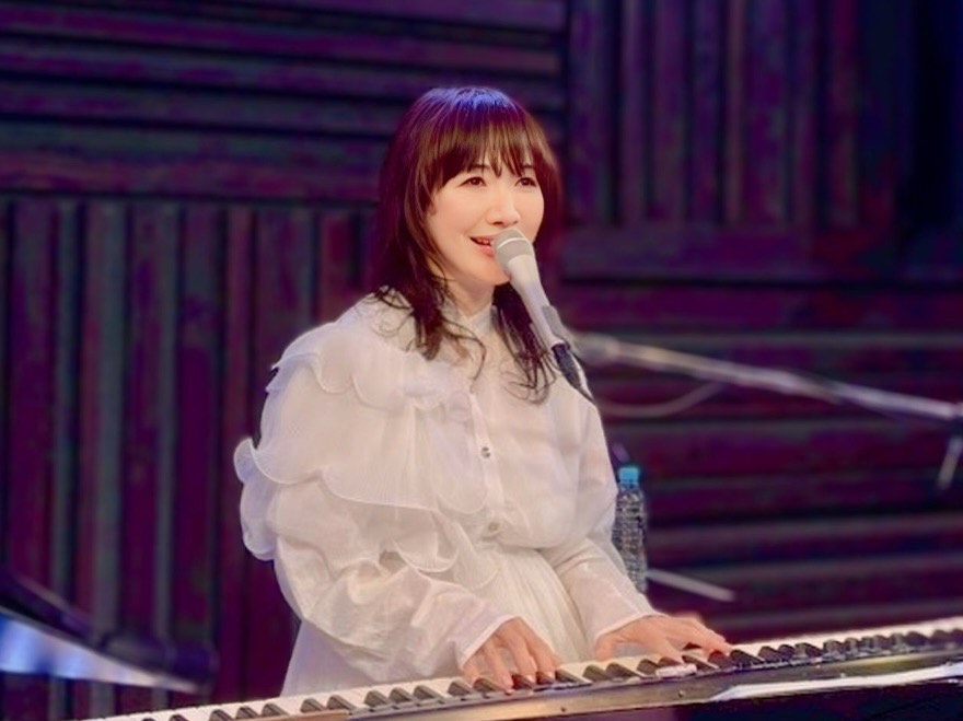 人生初の弾き語りツアー「Christmas Live Tour 2025～初！弾き語りの旅～」を開催中の平松愛理