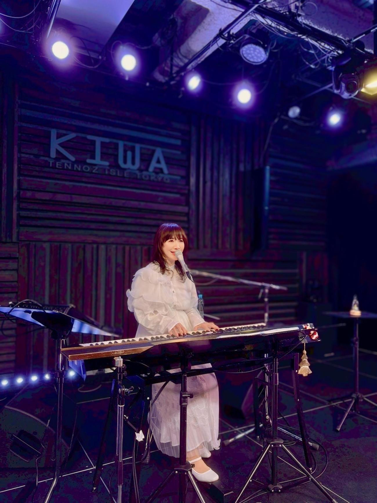 人生初の弾き語りツアー「Christmas Live Tour 2025～初！弾き語りの旅～」を開催中の平松愛理