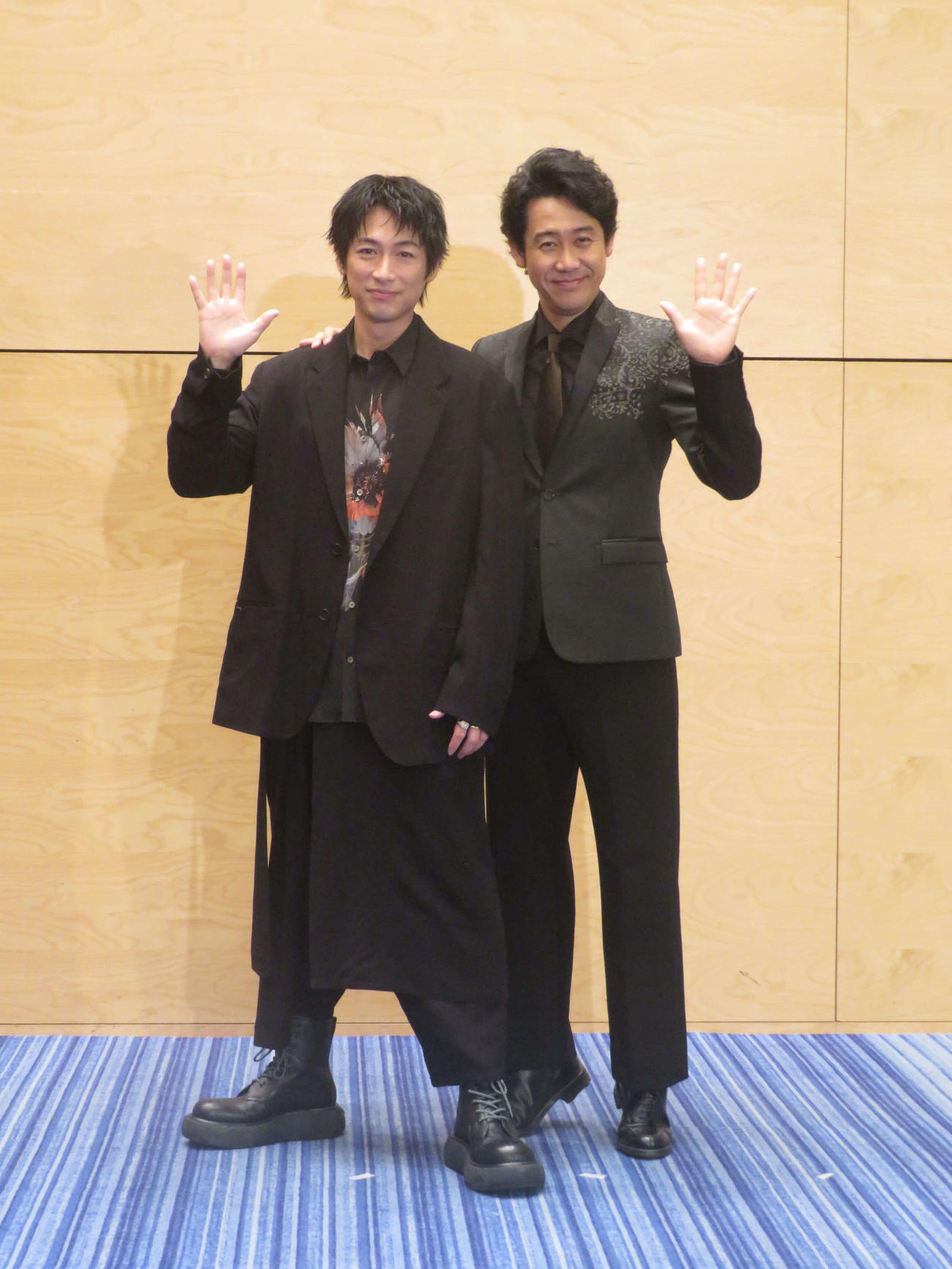 ディーン・フジオカ（左）の後ろ手つま先立ちする大泉洋（撮影・川田和博）