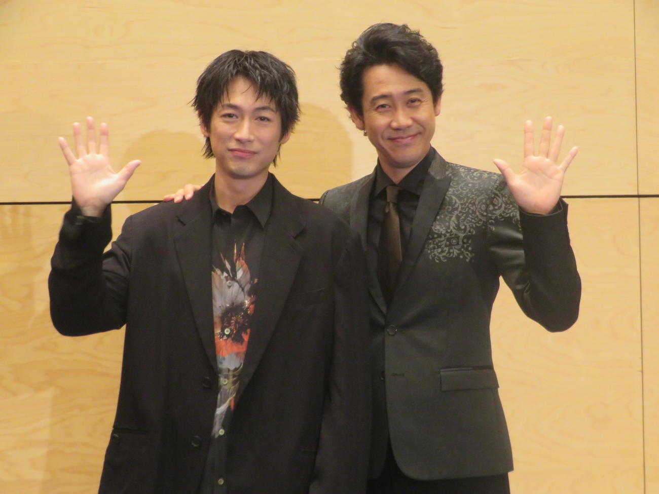 テレビ朝日系ドラマ「ちょっとだけエスパー」最終回直前取材会に出席したディーン・フジオカ（左）と大泉洋（撮影・川田和博）