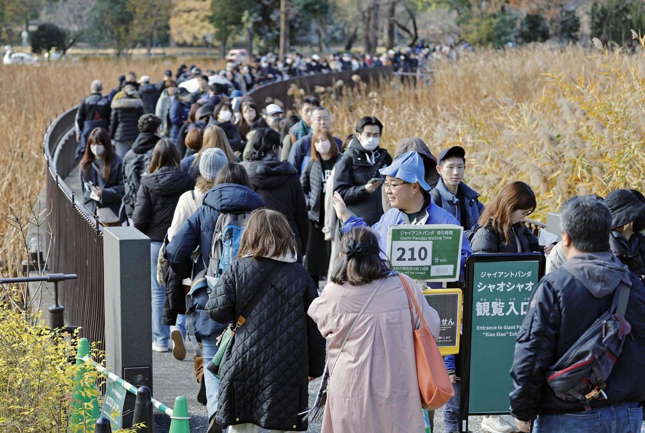 双子のパンダ返還発表後、初の開園日は長蛇の列。待ち時間は210分（共同）