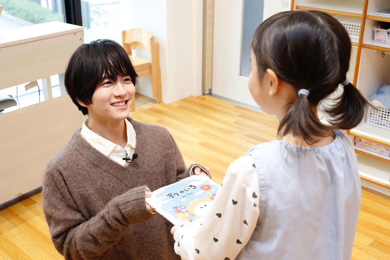 保育園で読み聞かせを行った板垣李光人