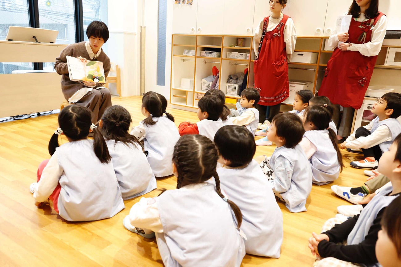 保育園で読み聞かせを行う板垣李光人