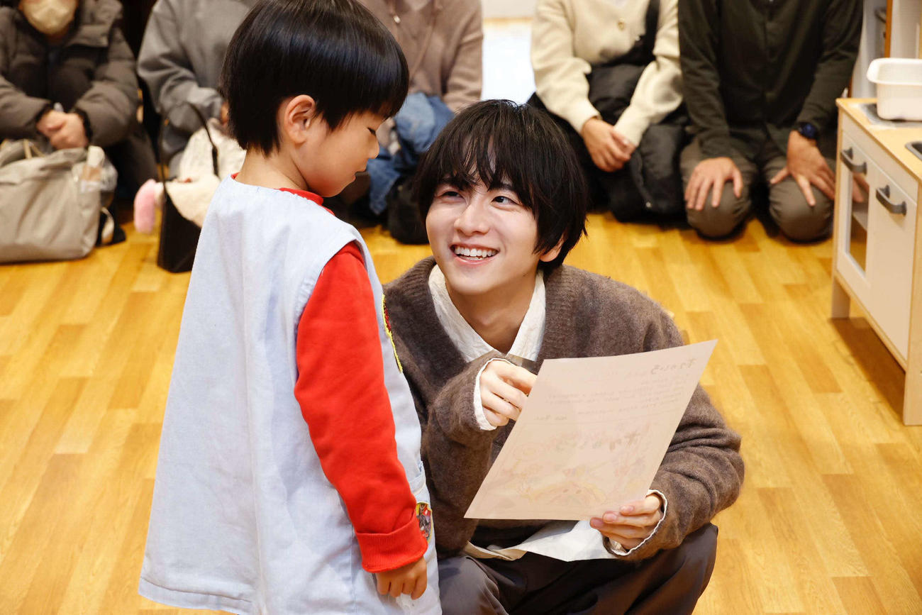 保育園で園児と話す板垣李光人