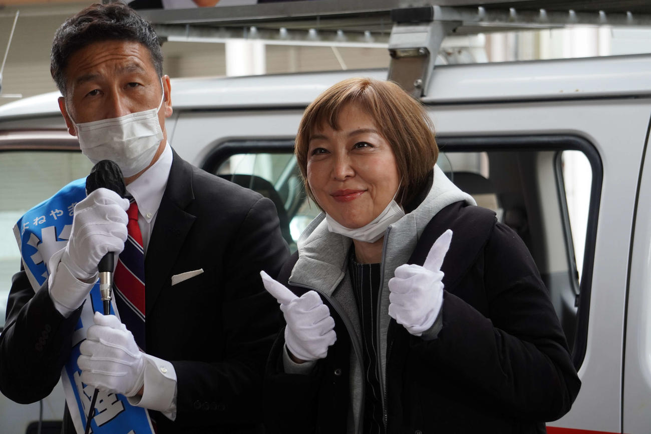 米山隆一氏と室井佑月氏（21年10月19日撮影）