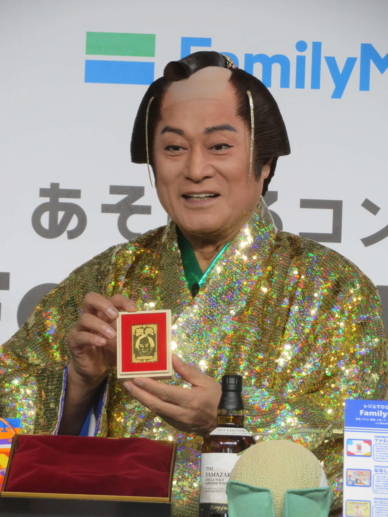「純金マツケン褒美セット」を披露する松平健（撮影・川田和博）