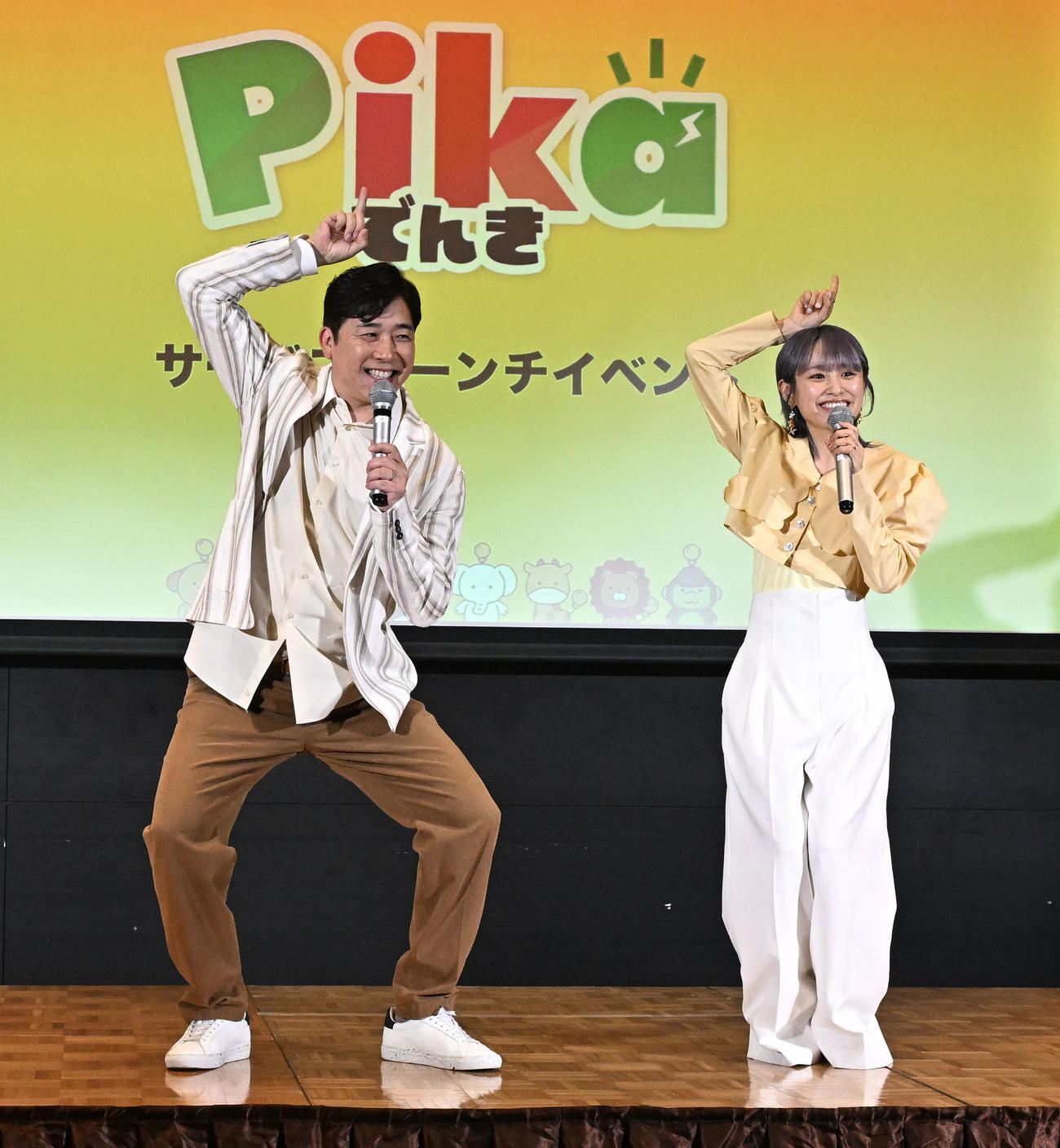 「Pikaでんきローンチイベント」に登場し、ポーズをとるあべこうじと高橋愛夫妻（撮影・千葉一成）
