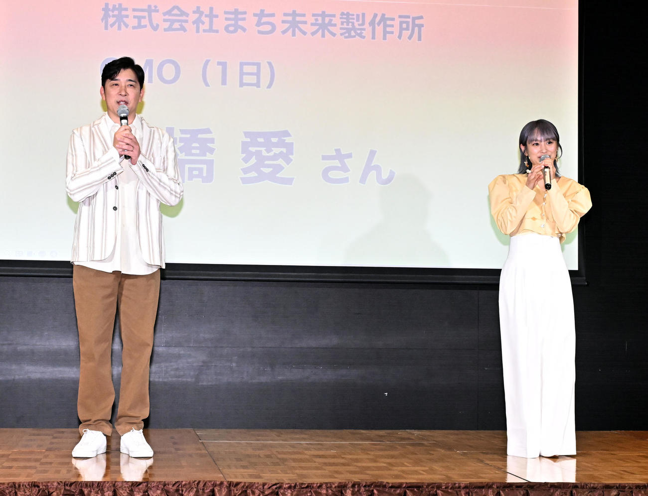 「Pikaでんきローンチイベント」に登場したあべこうじと高橋愛夫妻（撮影・千葉一成）