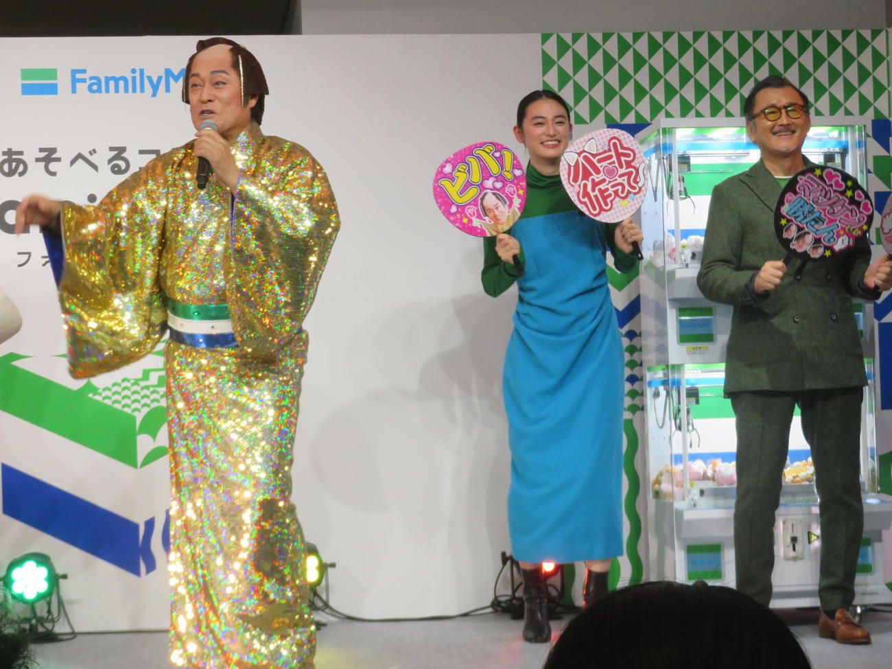 マツケンサンバをナマ披露する松平健（左）を推し活ウチワで応援する八木莉可子（中央）と吉田鋼太郎（撮影・川田和博）
