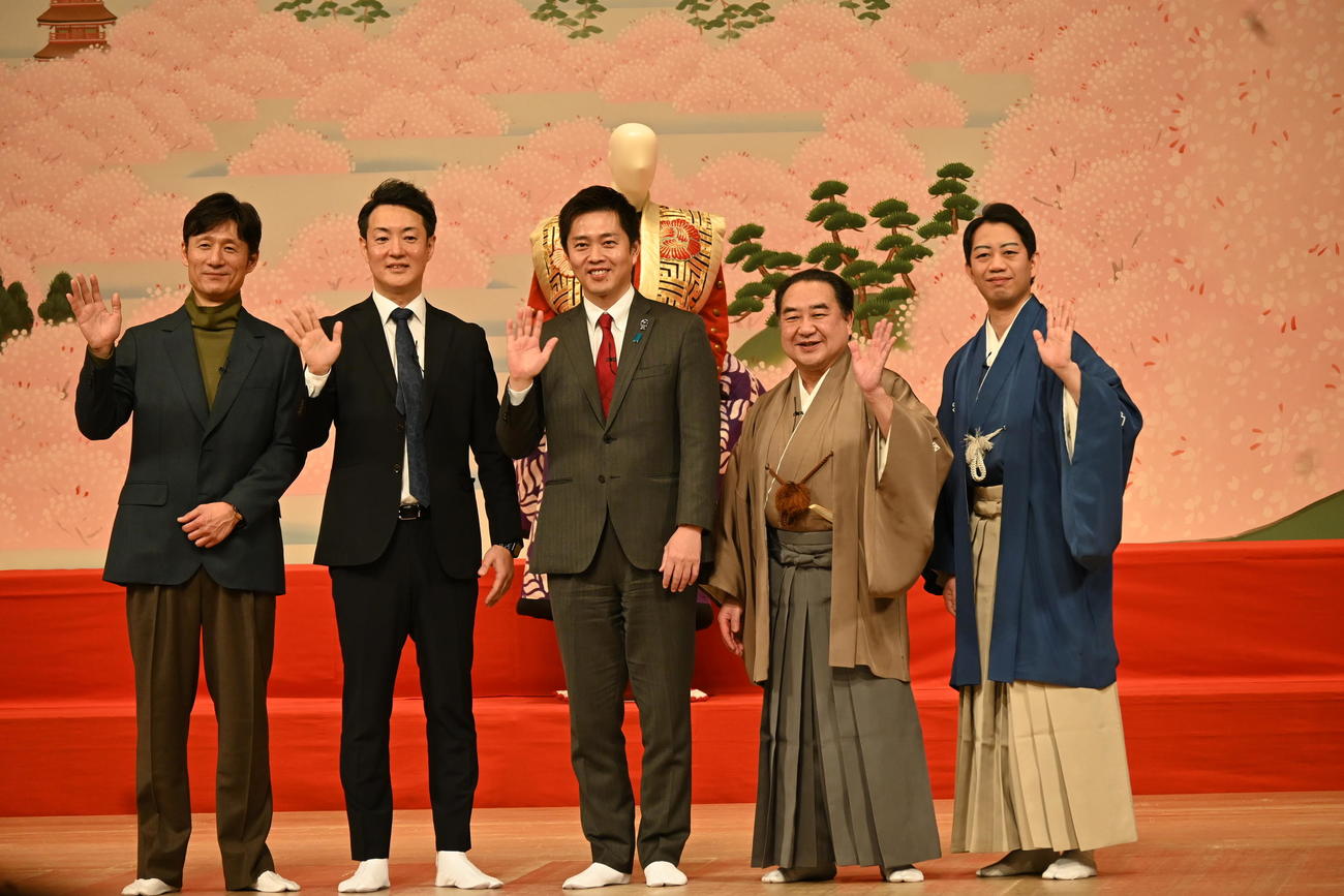 記念トークイベントに登壇した左から李相日監督、横山英幸大阪市長、吉村洋文大阪府知事、中村鴈治郎、中村壱太郎（撮影・松浦隆司）