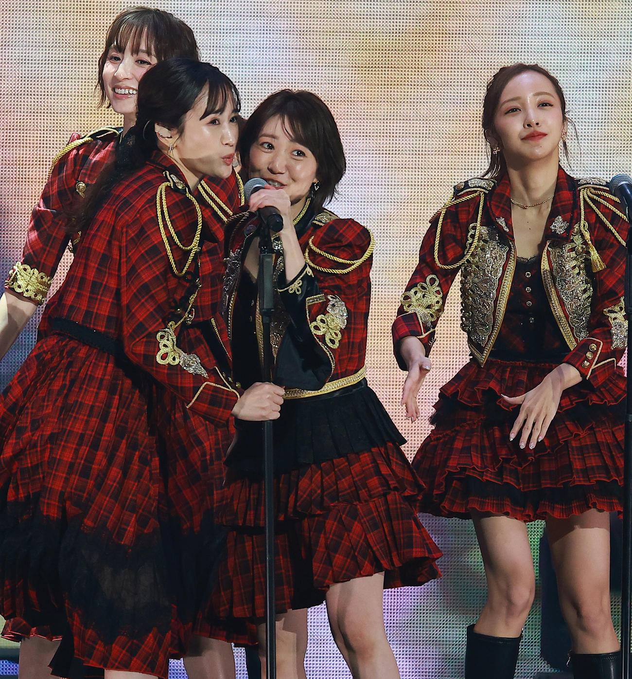 「ヘビーローテーション」で盛り上がる、左から篠田麻里子、前田敦子、大島優子、板野友美（撮影・中島郁夫）