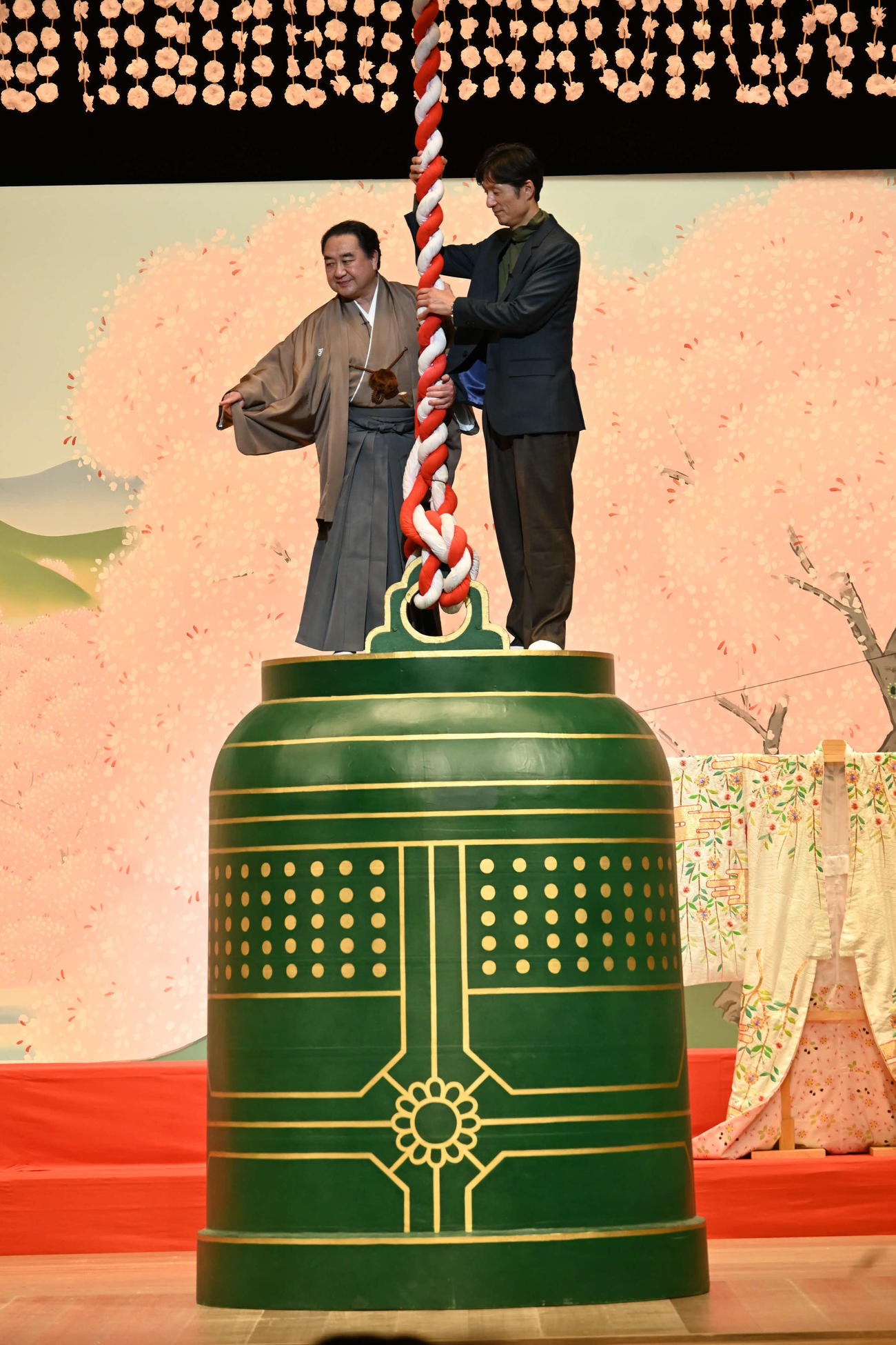 記念トークイベント「映画『国宝』と『京鹿子娘道成寺」に出演し、セットの鐘の上に乗る李相日監督（右）中村鴈治郎（撮影・松浦隆司）