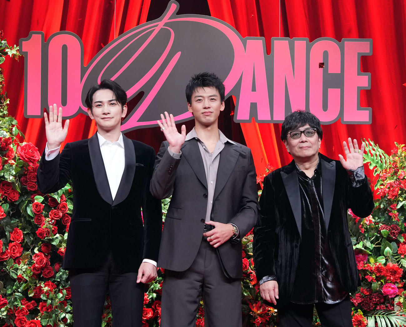 Netflix映画「10DANCE」配信記念イベントに登壇する、左から町田啓太、竹内涼真、大友啓史監督（撮影・小島史椰）