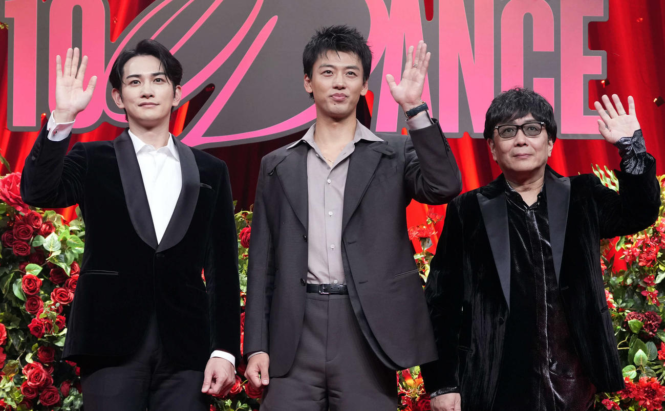 Netflix映画「10DANCE」配信記念イベントに登壇する、左から町田啓太、竹内涼真、大友啓史監督（撮影・小島史椰）
