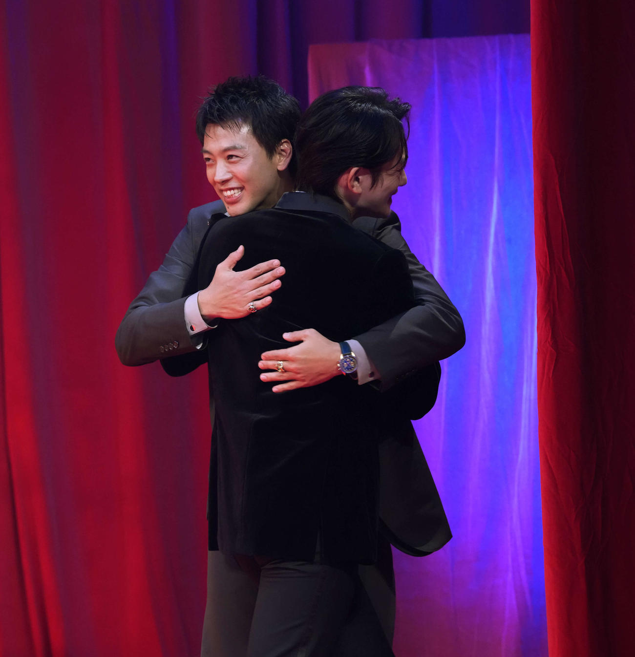 舞台袖で笑顔で抱き合う竹内涼真（左）と町田啓太（撮影・小島史椰）