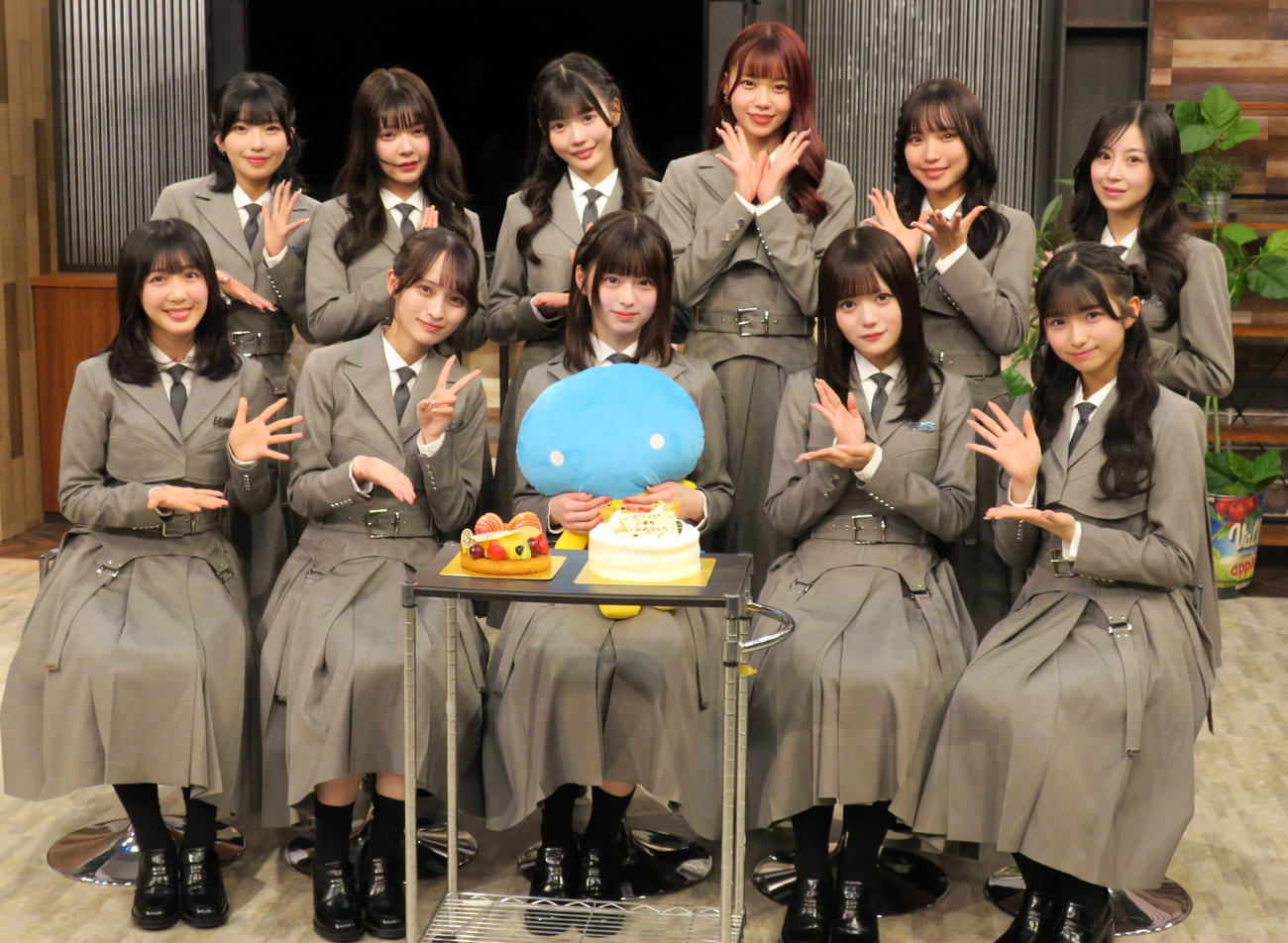 スカパー！「WHITE SCORPIONのSCORPISM」の収録を行ったWHITE SCORPIONのメンバーたち。前列左から、AOI、ALLY、HANNA、ACE、CHOCO、後列左から、NAVI、NATSU、MOMO、NICO、ACO、COCO