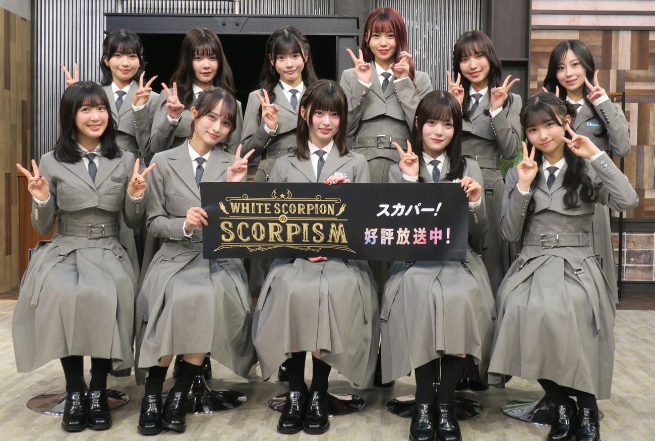 スカパー！「WHITE SCORPIONのSCORPISM」の収録を行ったWHITE SCORPIONのメンバーたち。前列左から、AOI、ALLY、HANNA、ACE、CHOCO、後列左から、NAVI、NATSU、MOMO、NICO、ACO、COCO