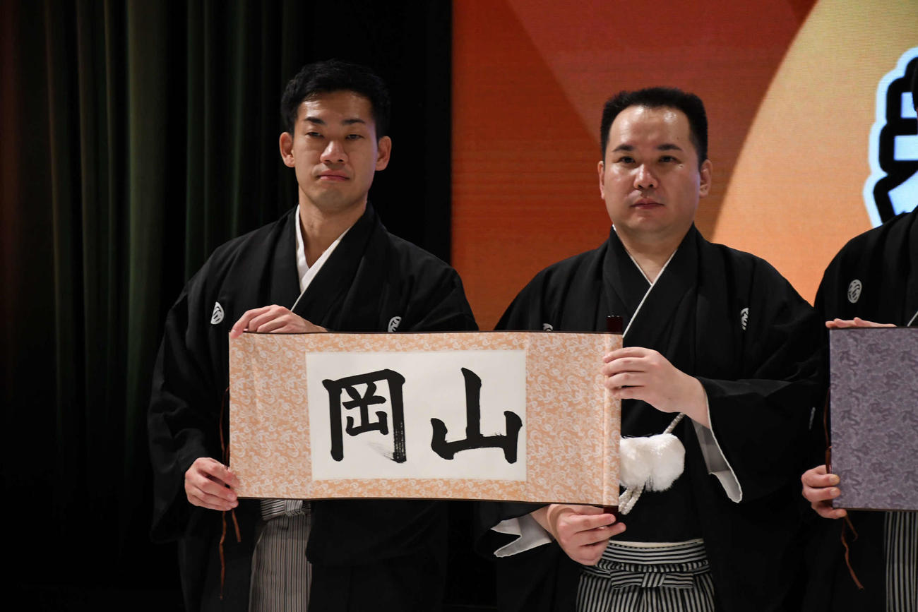 「お笑いブーム」に出演した、ミルクボーイ駒場孝（左）と内海崇（撮影・阪口孝志）
