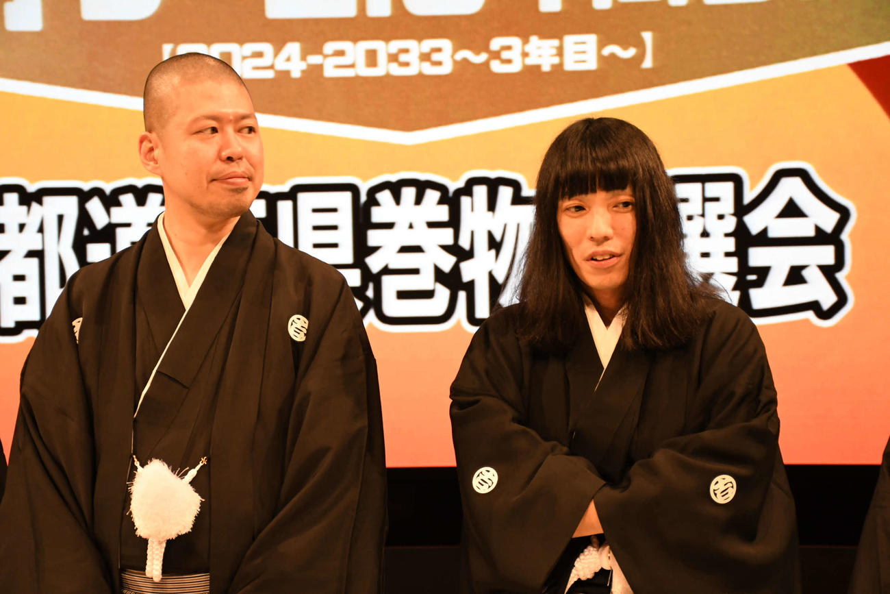 「お笑いブーム」に出演した、金属バット小林圭輔（左）と友保隼平（撮影・阪口孝志）