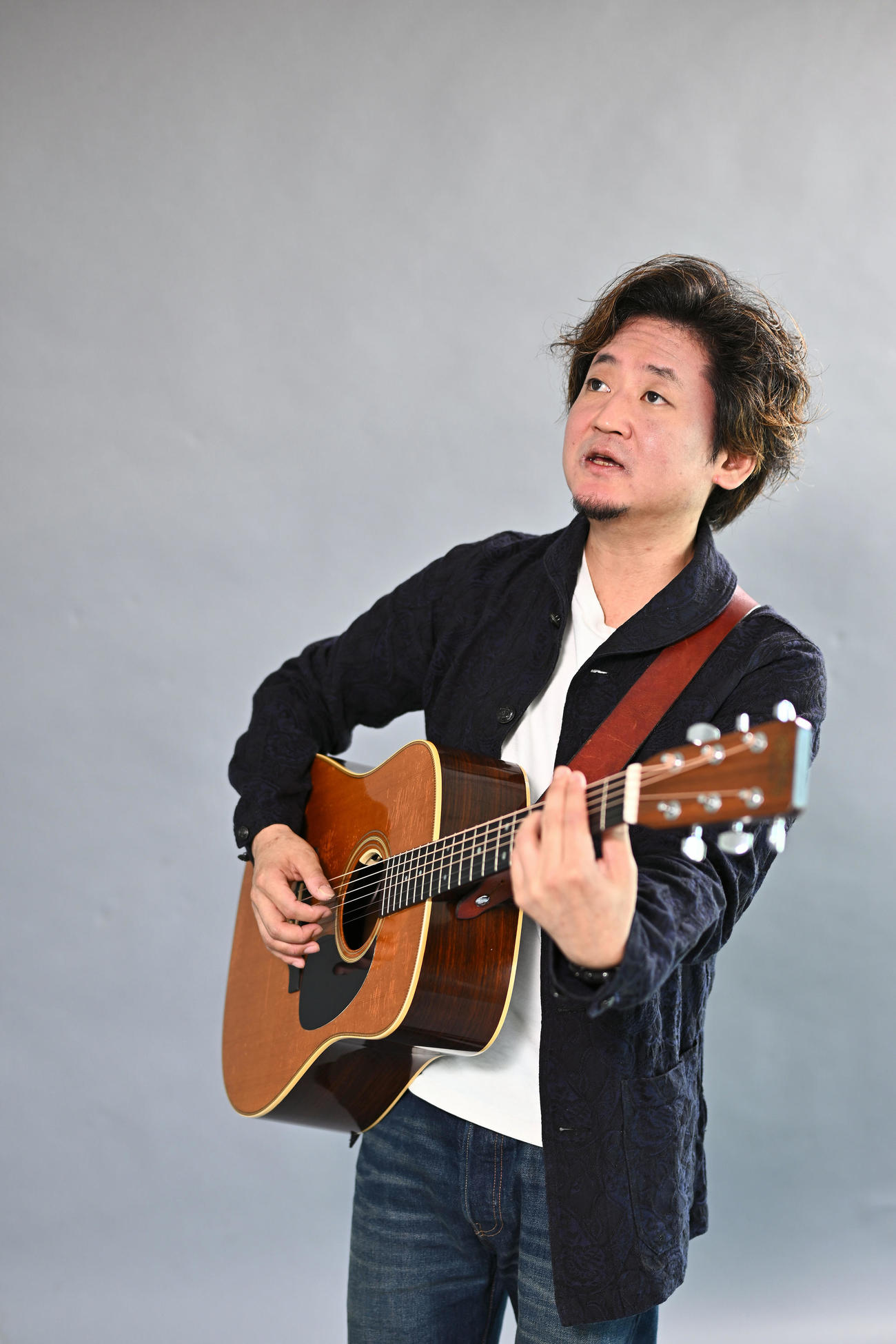即興でサザンオールスターズ「涙のキッス」弾き語りをする田内洵也（2025年11月撮影）