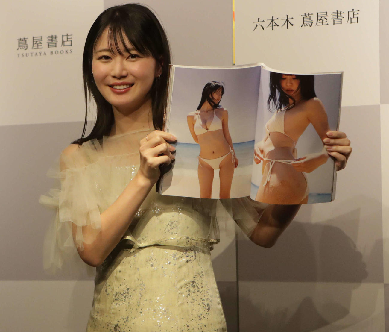 写真集の発売記念会見に出席するいけちゃん