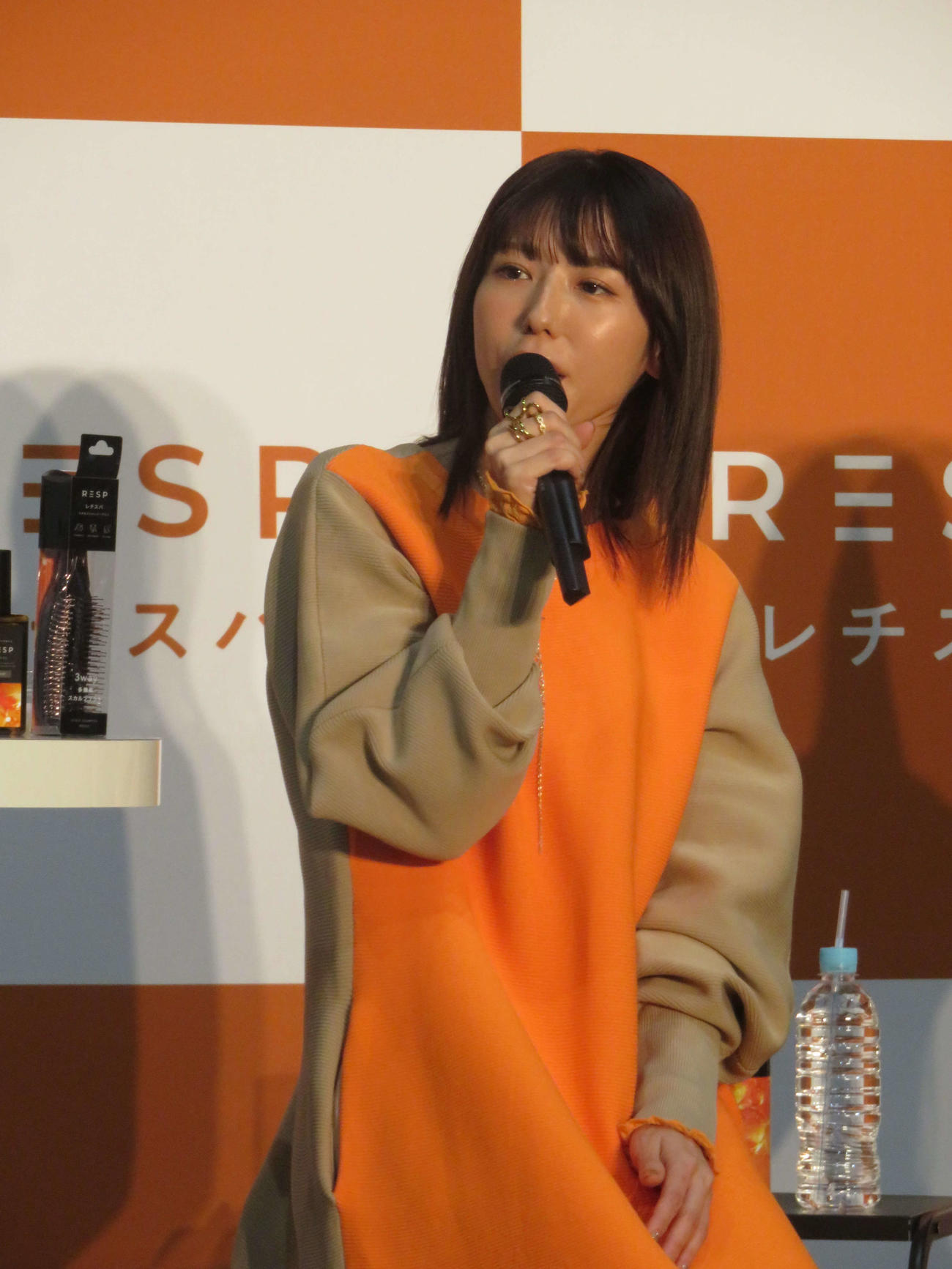 ヘアケアについてトークする若槻千夏