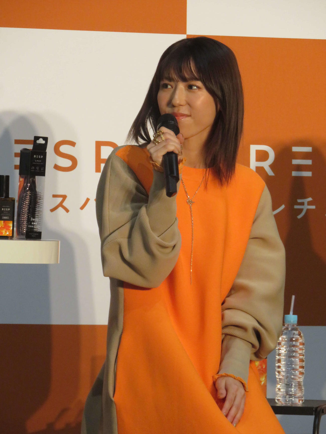 ヘアケアについてトークする若槻千夏