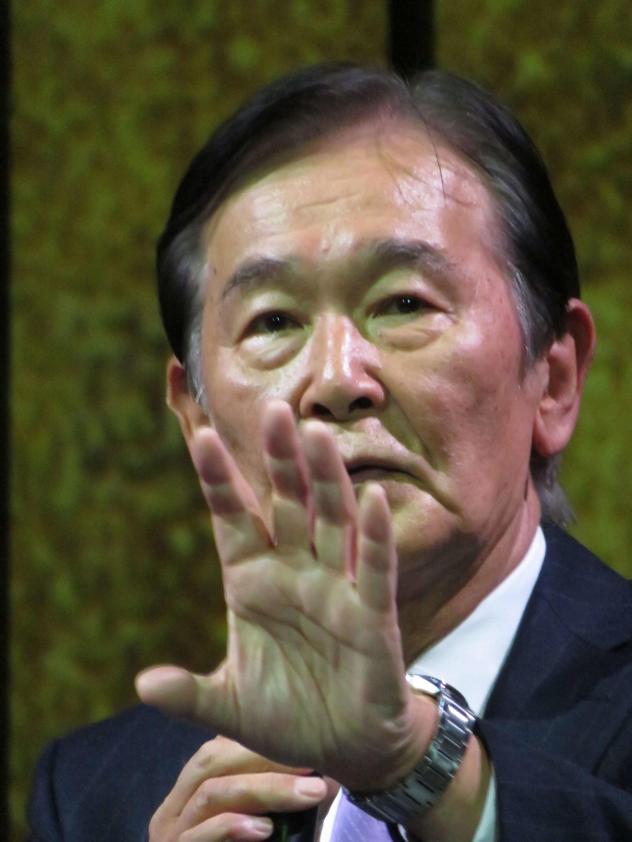 トークイベントを行う都倉俊一