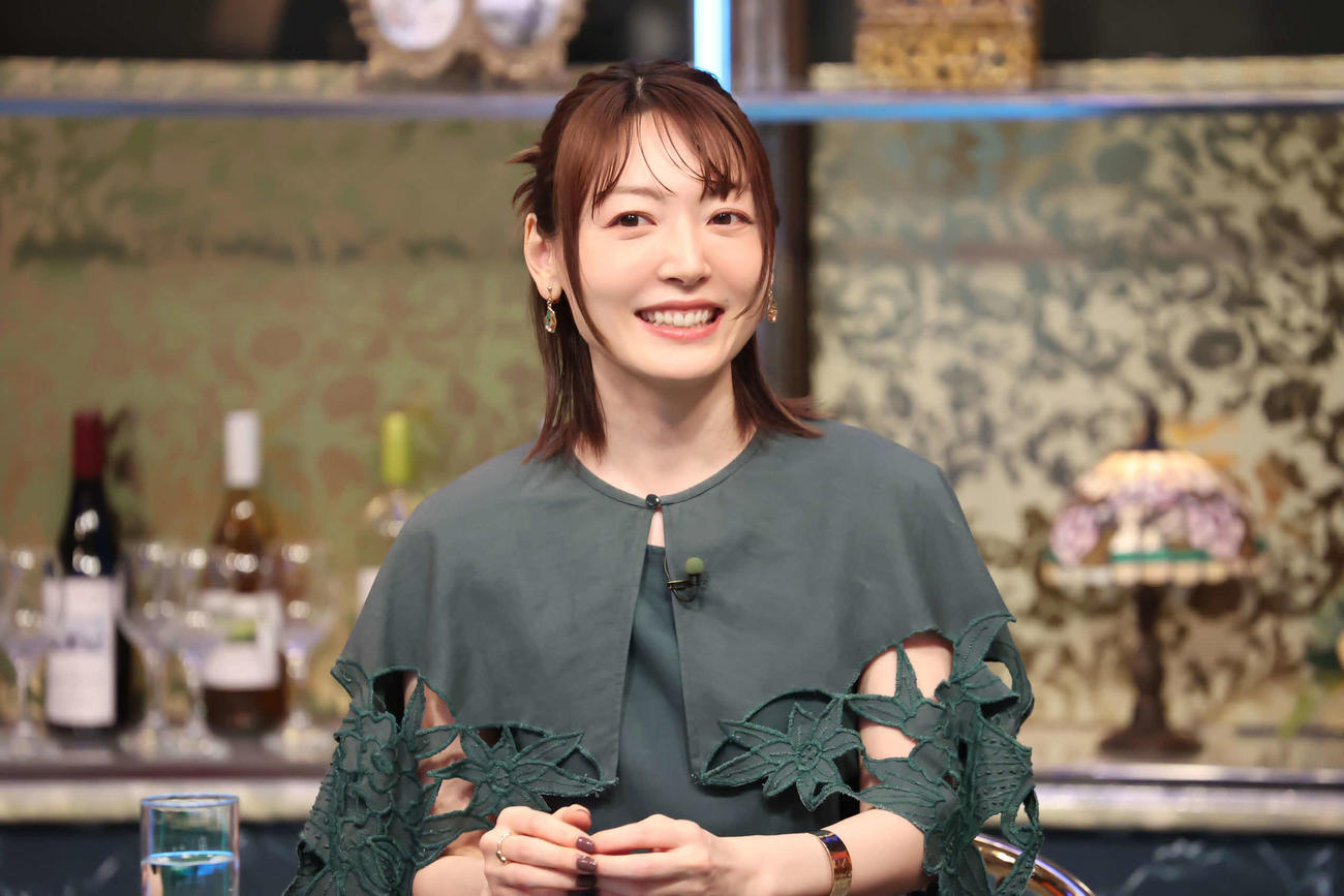 「酒のツマミになる話　最終回だから未公開トーク全部出しますSP」に出演する花澤香菜（（C）フジテレビ）