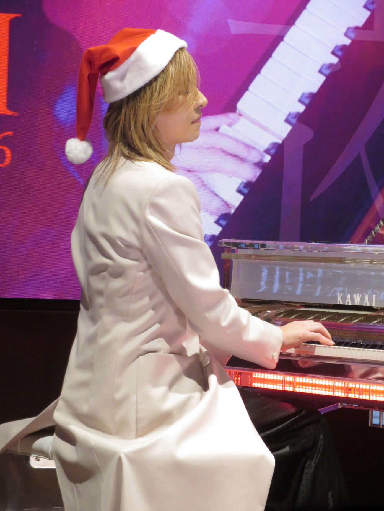 サンタ帽を被ってピアノを演奏するYOSHIKI