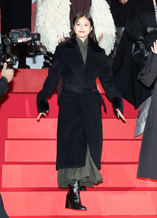 今田美桜、ロングヘアをおろし黒いコート姿で登場「思い出がたくさん
